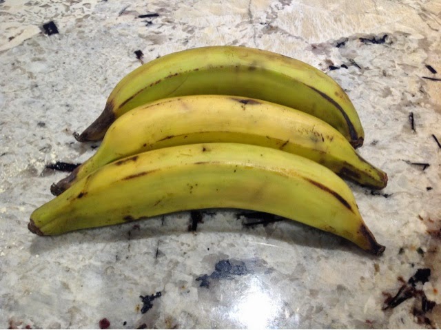 3 plaintains on a tray