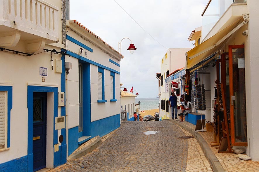 Calle de tiendas en Salema, Algarve.