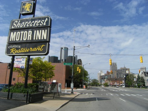 Shorecrest Motor Inn, Ren Cen und Downtown Detroit an der Jefferson Ave, Michigan, USA
