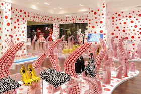Yayoi Kusama se toma las vitrinas de Louis Vuitton en Nueva York
