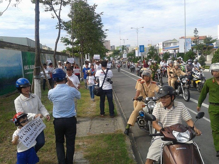 Công an, cảnh sát giao thông theo sát những người biểu tình tại Đà Nẵng