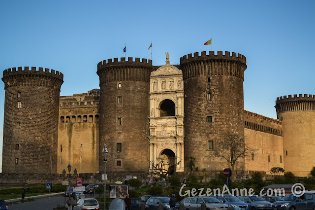 Napoli gezilecek yerler Castel Nuovo