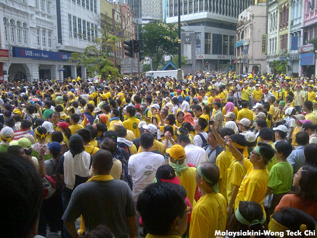 Bersih 3.0 - ஒரு லட்சம் பேர் தலைநகர் கோலாலம்பூரில் குவிந்துள்ளனர். கண்ணீர்ப்புகைக் குண்டுகள் வீசப்பட்டுள்ளது. IMG-20120428-00308