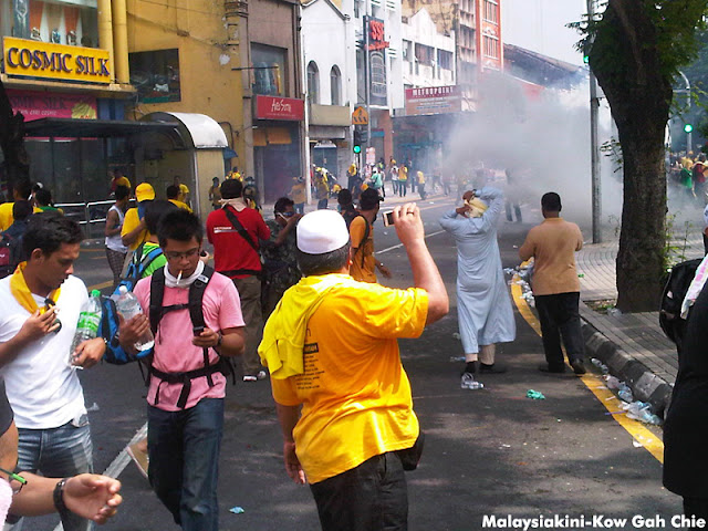 Bersih 3.0 - ஒரு லட்சம் பேர் தலைநகர் கோலாலம்பூரில் குவிந்துள்ளனர். கண்ணீர்ப்புகைக் குண்டுகள் வீசப்பட்டுள்ளது. - Page 4 Bandar-Kuala-Lumpur-20120428-00272