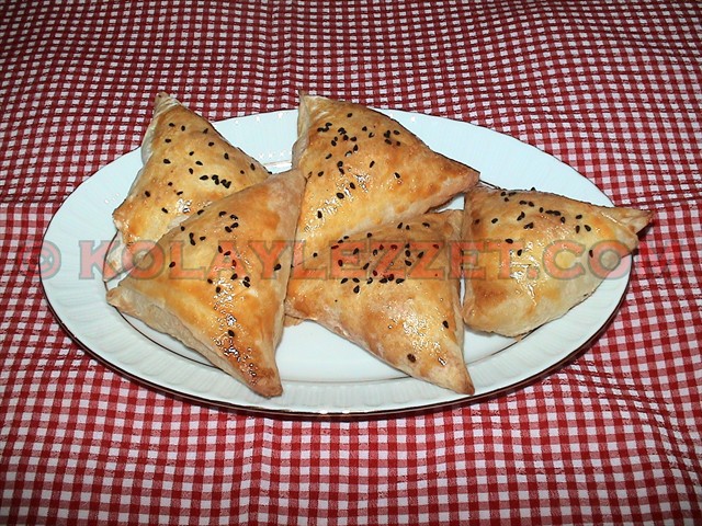 KOLAY-MUSKA-BÖREĞİ-ÜÇGEN-BÖREK