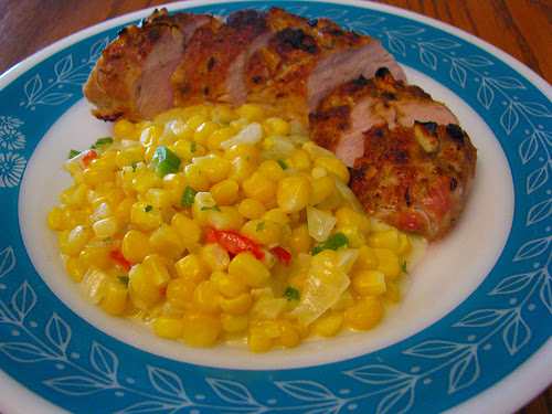 Cerdo asado con choclos enanos en Arroz con verduras y choclos