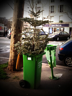 Noel c'est fini ! sapin planté dans une poubelle