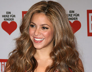 https://lh5.googleusercontent.com/-E5AoEgSldRg/TW3nzkDhguI/AAAAAAAAAjM/8JfbRExnh_Q/s320/_Shakira-quinceanera-hairstyles-anita-bugge-de.jpg