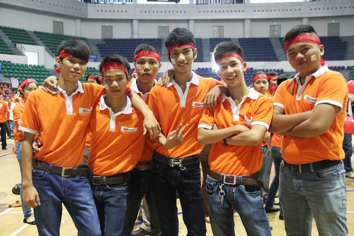 Các bạn nam sinh viên Cao đẳng thực hành FPT Polytechnic trong đội hình FPT Dance.