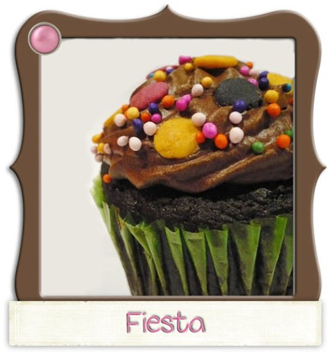 Cupcake de chocolate cubierto con frosting de chocolate y decorado con mazapán y grajeas.