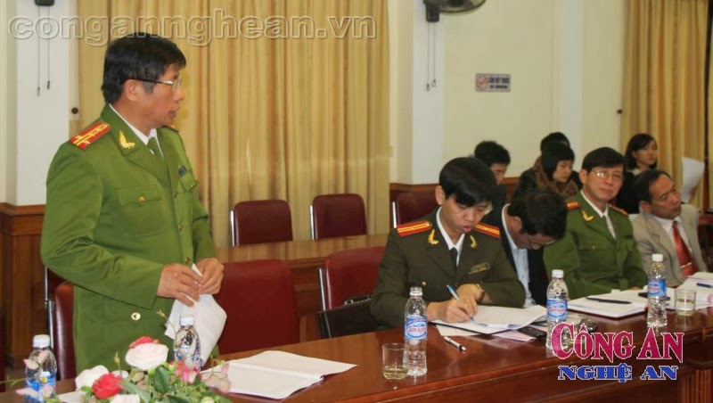 Đại tá Lữ Văn Tường - Phó giám đốc Công an tỉnh - Trưởng ban dự án tại Nghệ An trao đổi một số vấn đề về thực hiện dự án