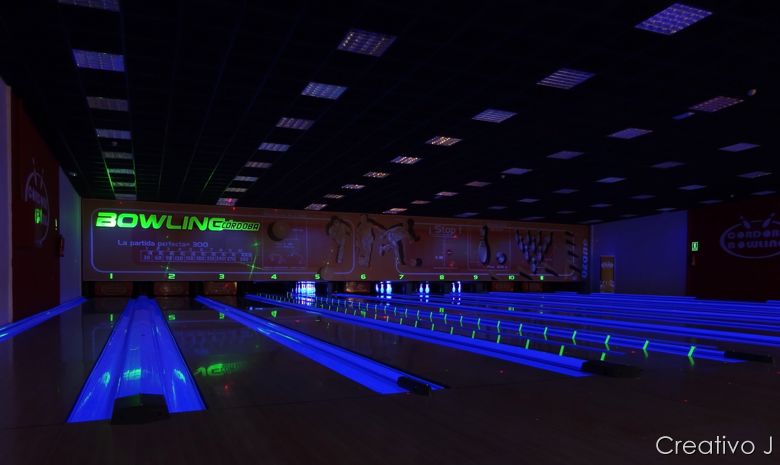 Iluminación fluorescente de las pistas de Córdoba Bowling
