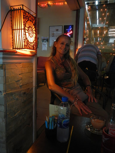 Lisa in Lamai Beach coffee house
