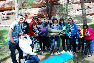 Algunos de los scouts seguntinos (en el centro) que participaron en la acampada, junto con compañeros de Guadalajara