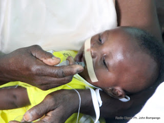 Une femme et son enfant le 05/06/2012 à la clinique Ngaliema à Kinshasa. Radio Okapi/ Ph. John Bompengo