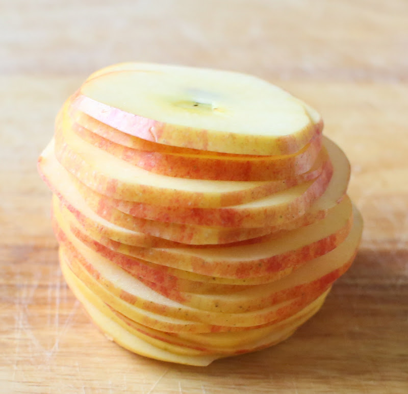 photo of a stack of sliced apples