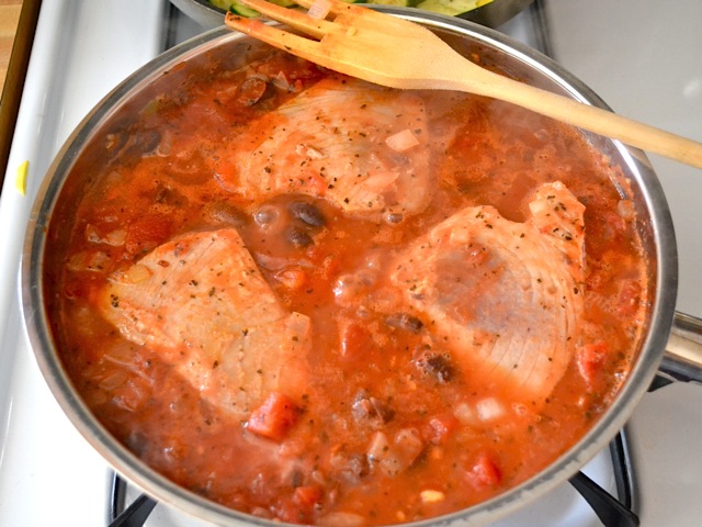 view of cooked tuna in skillet 