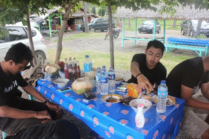 Warung di Pantai Watu Dodol (Banyuwangi)