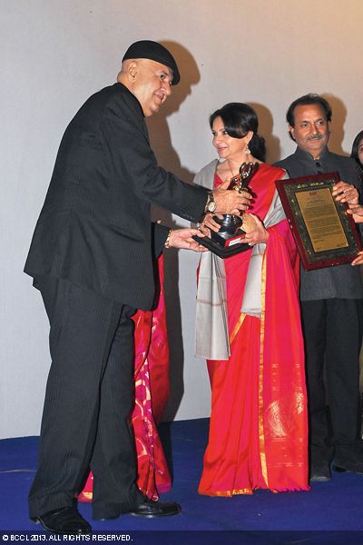 Prem Chopra gives Sharmila Tagore the Lifetime Achievement Award at the 5th edition of Jaipur International Film Festival.