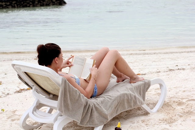 Kuramathi Island relaxing on the beach (cloudy day)