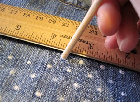 Customização de short jeans com bolinhas
