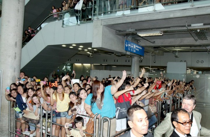 Multitud de fans inundaron el aeropuerto Suvarnabhumi para saludar a JaeJoong !  21/03/11 Jj411_5