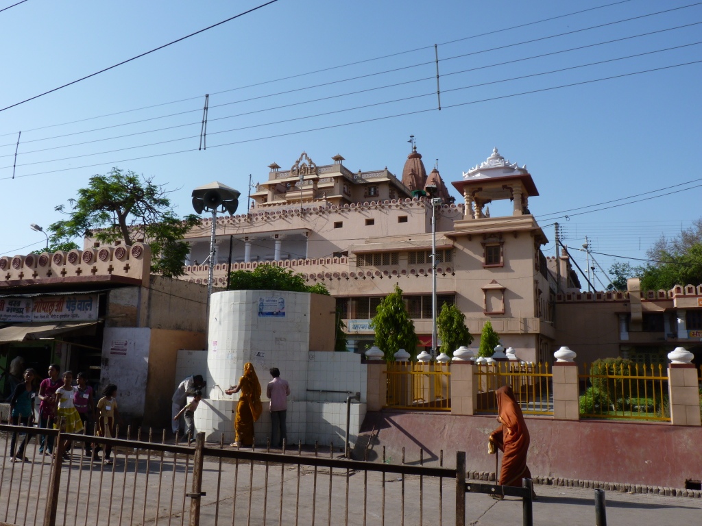 Sri Govardhana Nesa Perumal Temple (Thiru Vadamathura) Brindhavan - Divya Desam 104 Sri Govardhana Nesa Perumal Temple (Thiru Vadamathura) Brindhavan - Divya Desam 104