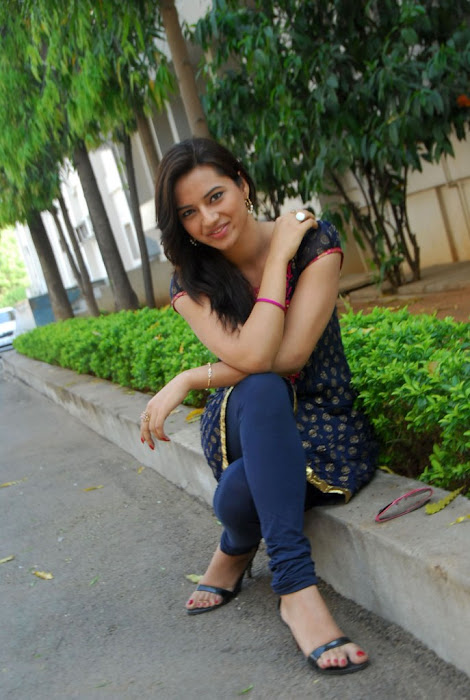 isha chawla in chudithar unseen pics