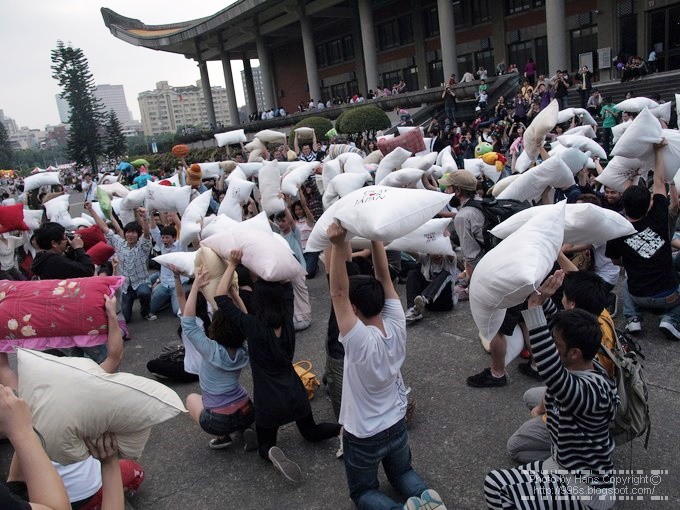 2011台灣街頭枕頭大戰