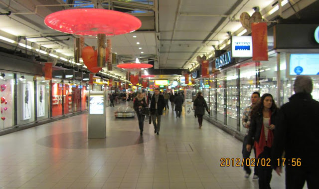 很像shopping mall的荷蘭阿姆斯特丹史基浦機場