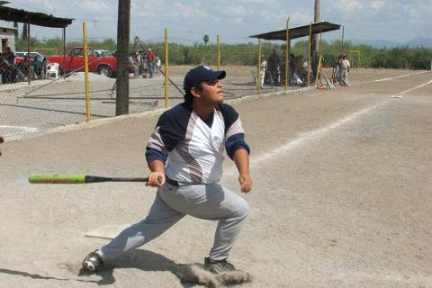 Jorge Martínez de Yankees en el softbol del Club Sertoma