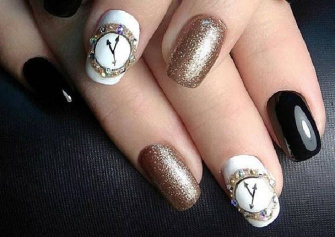 Unusual manicure with clock for New Year 2022 9