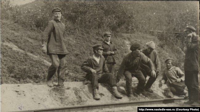 Местные жители у вагона членов экспедиции, конец 1920-х годов
