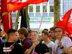 Jugendliche Demonstranten mit SDAJ-Fahnen.