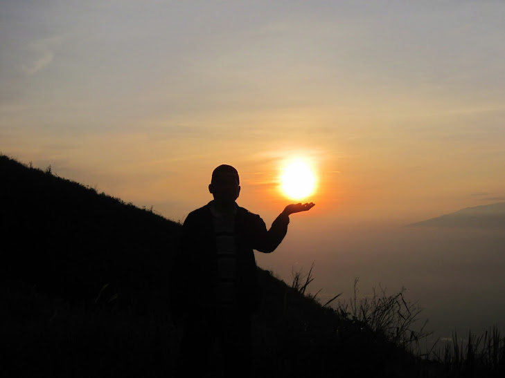 Saya meraih matahari di puncak gunung Penanggungan. Sebuah perjalanan pendakian ke gunung Penanggungan, 22-23 Desember 2012.