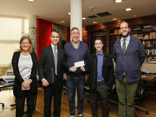 Juan Soler entrega el cheque de 9.000 euros a la empresa Flyer Cloud of Deals, ganadora de los ‘Premios Getafe Empresarial’ en categoría nacional