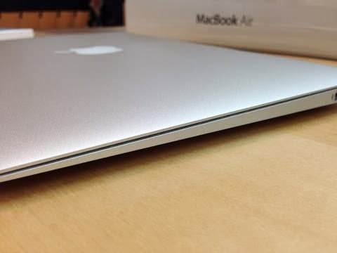 MacBook Air横から