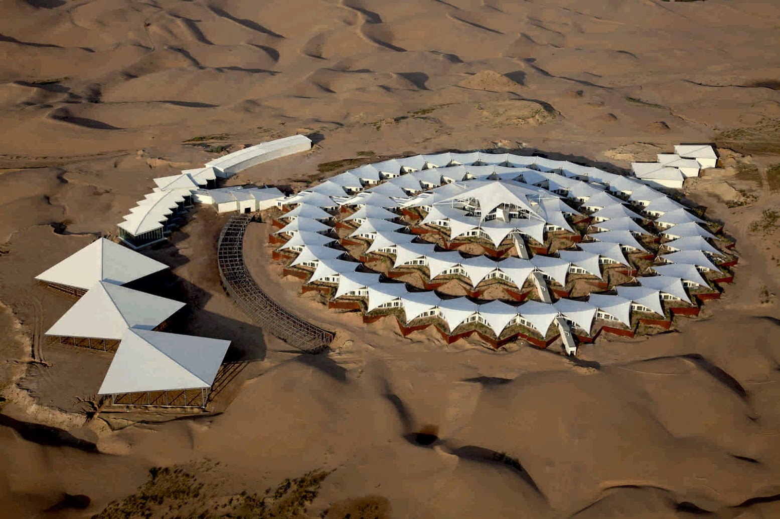 Xiangshawan Motorway Interchange, Dalad, Ordos, Cina: [XIANGSHAWAN DESERT LOTUS HOTEL BY PLAT ARCHITECTS]