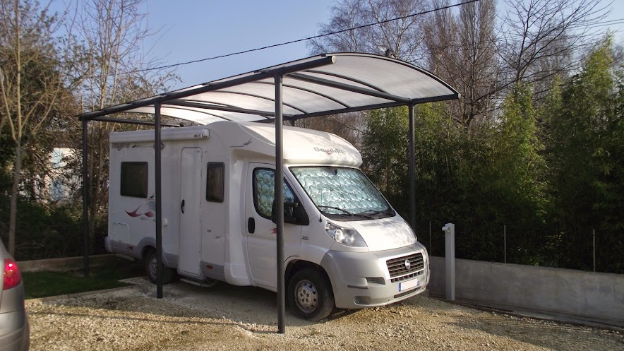 Abri camping car métallique et toit polycarbonate