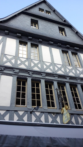 Les Cariatides