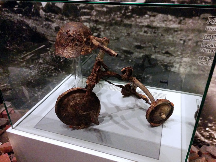 Triciclo de un niño superviviente de la bomba de Hiroshima