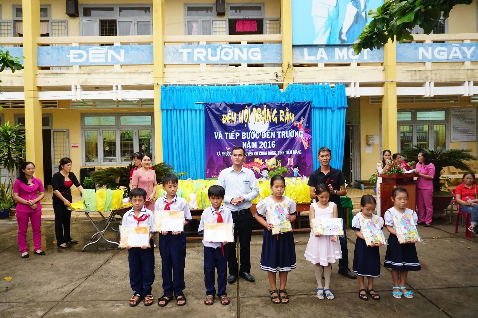 Đại diện Hội Suzuki Swift Sài Gòn tặng quà cho các học sinh