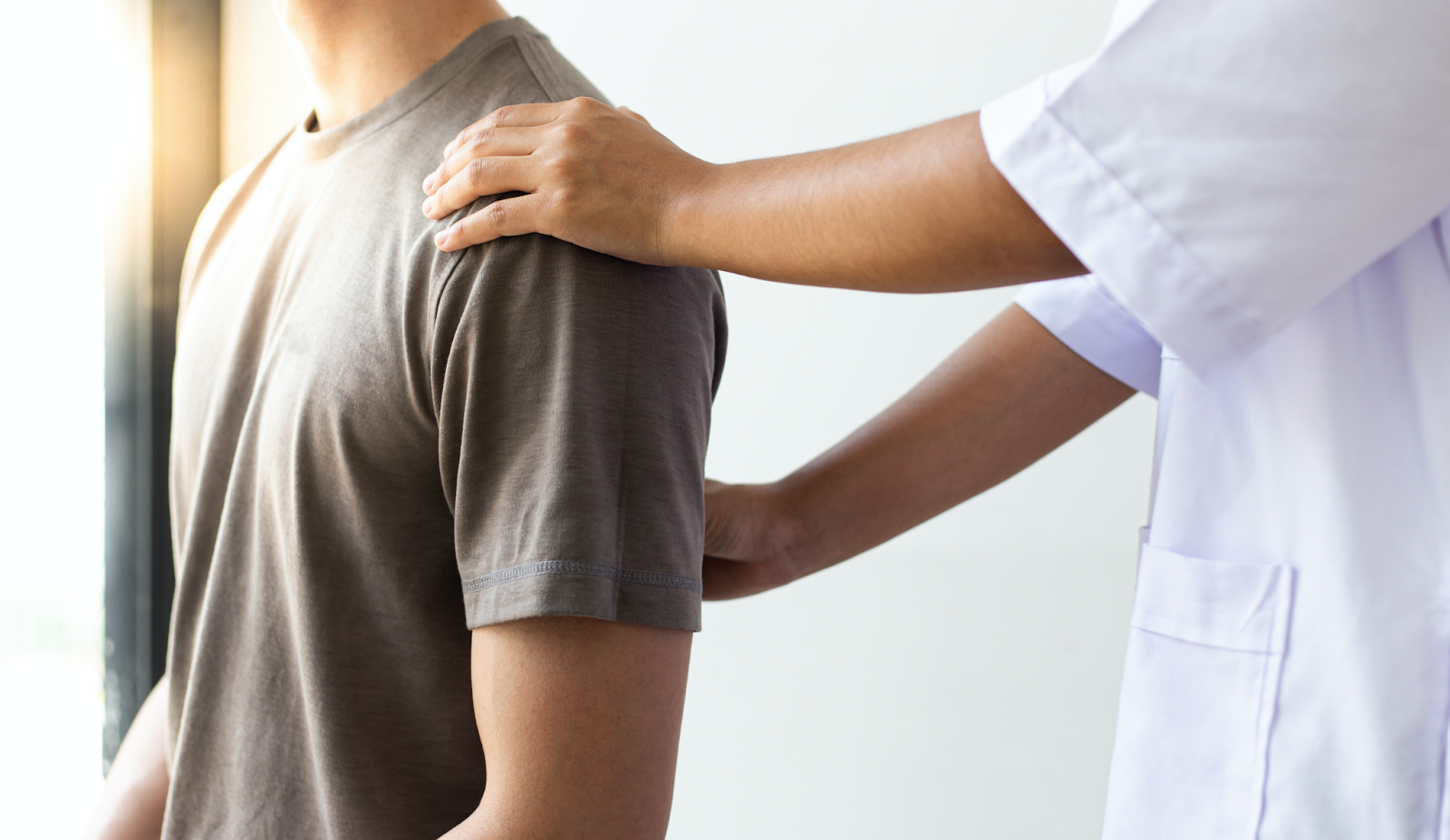 fisioterapeuta alongando músculos do paciente com sintomas de dor muscular