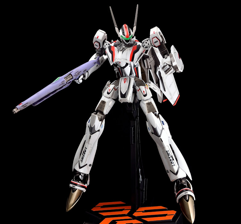 VF-25F_Alto_battroid_08.JPG