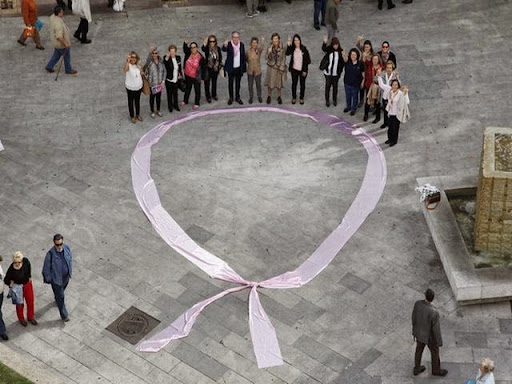 La Asociación Española Contra el Cáncer ha realizado un gran lazo rosa en la plaza de la Constitución, para concienciar sobre la lucha contra el cáncer de mama