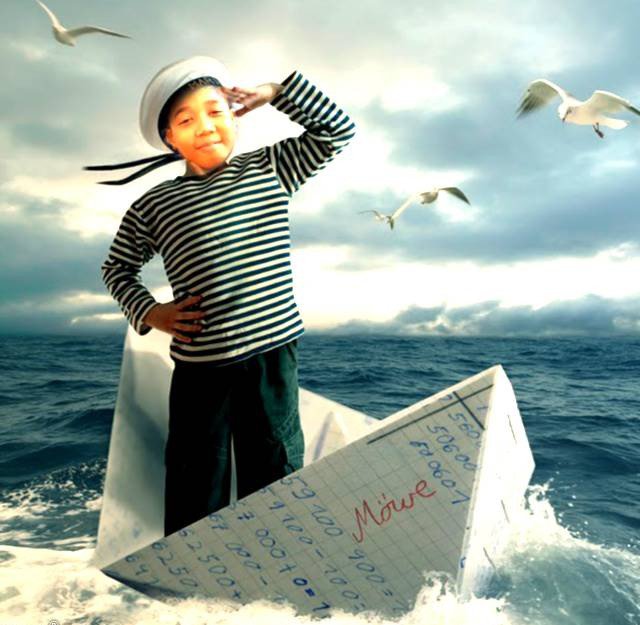 Мальчики сделали 10 открыток. Мальчик с бумажным корабликом. Бумажный кораблик в море. Маленький мальчик с корабликом. Бумажный кораблик.