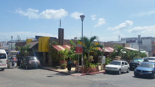 Restaurante Maras, Av. Benito Juárez 1, frente Parque Central, Centro, 29960 Palenque, Chis., México, Restaurante de comida criolla | CHIS