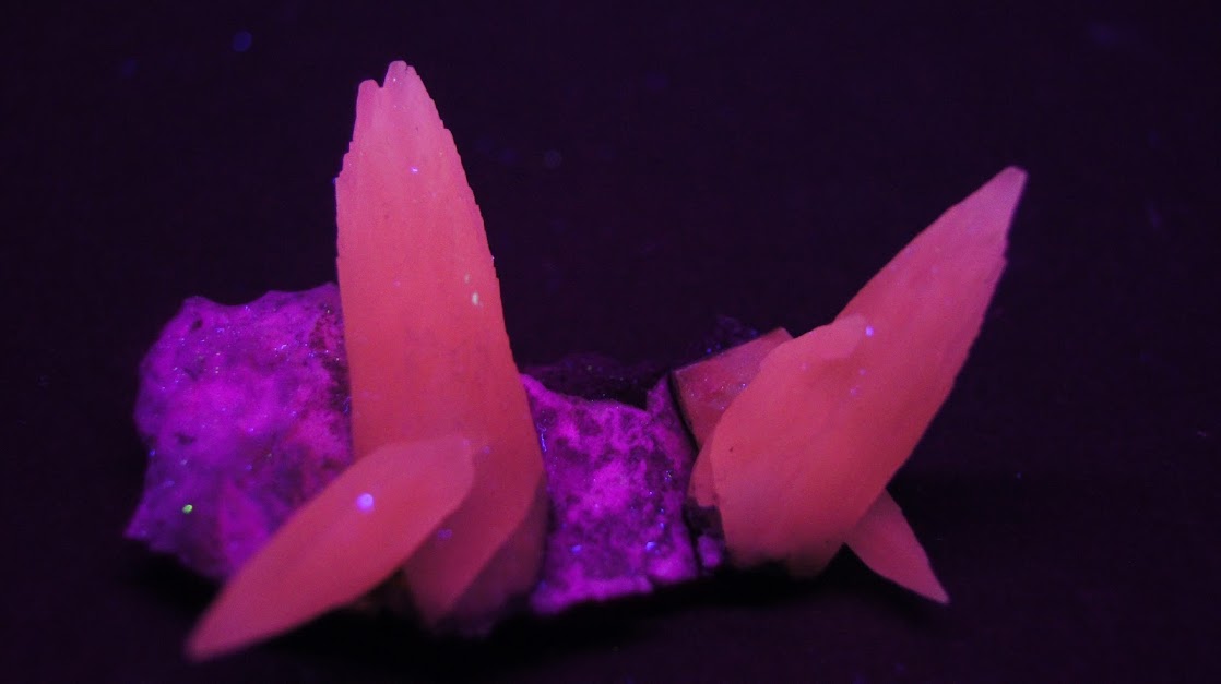 Colección de Minerales Fluorescentes Calcita%252CIrai%252CBrasil%252CUVl