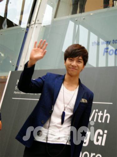 Lee Seung Gi Charms The Singapore Media And Fans With His Megawatt Smiles