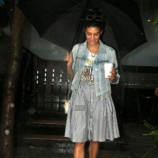 Jacqueline Fernandez snapped on her way out from a coffee shop at Khar, Mumbai, on July 10, 2014.(Pic: Viral Bhayani)